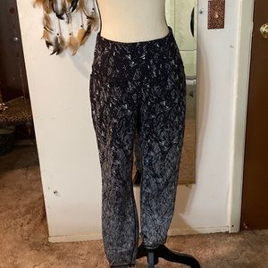 🎸🎸All in motion active wear pattern bottoms with side cellphone pockets